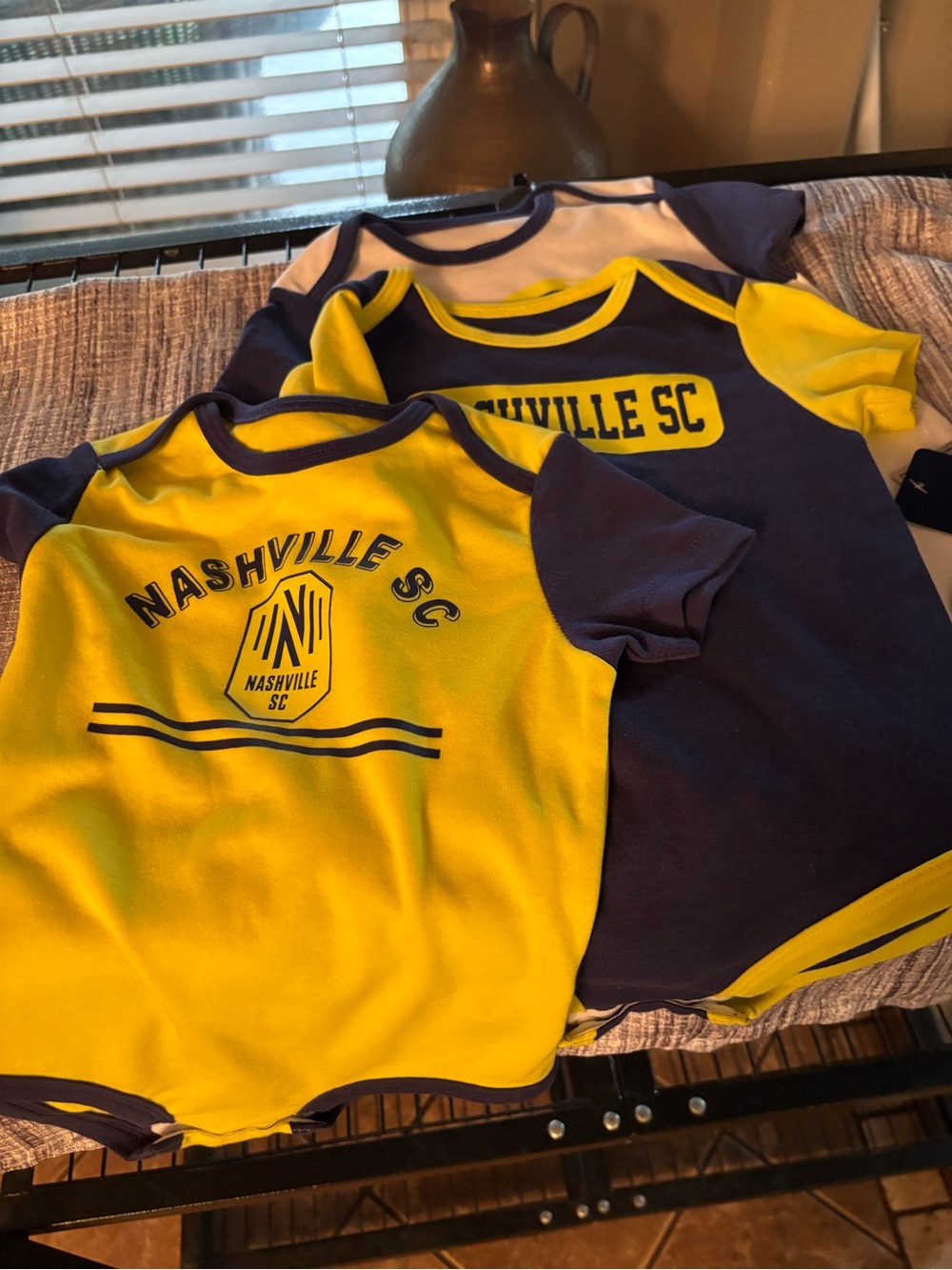 Nashville SC Kids Yellow / Navy S
Onesie. Set of 3. Blue Yellow White
